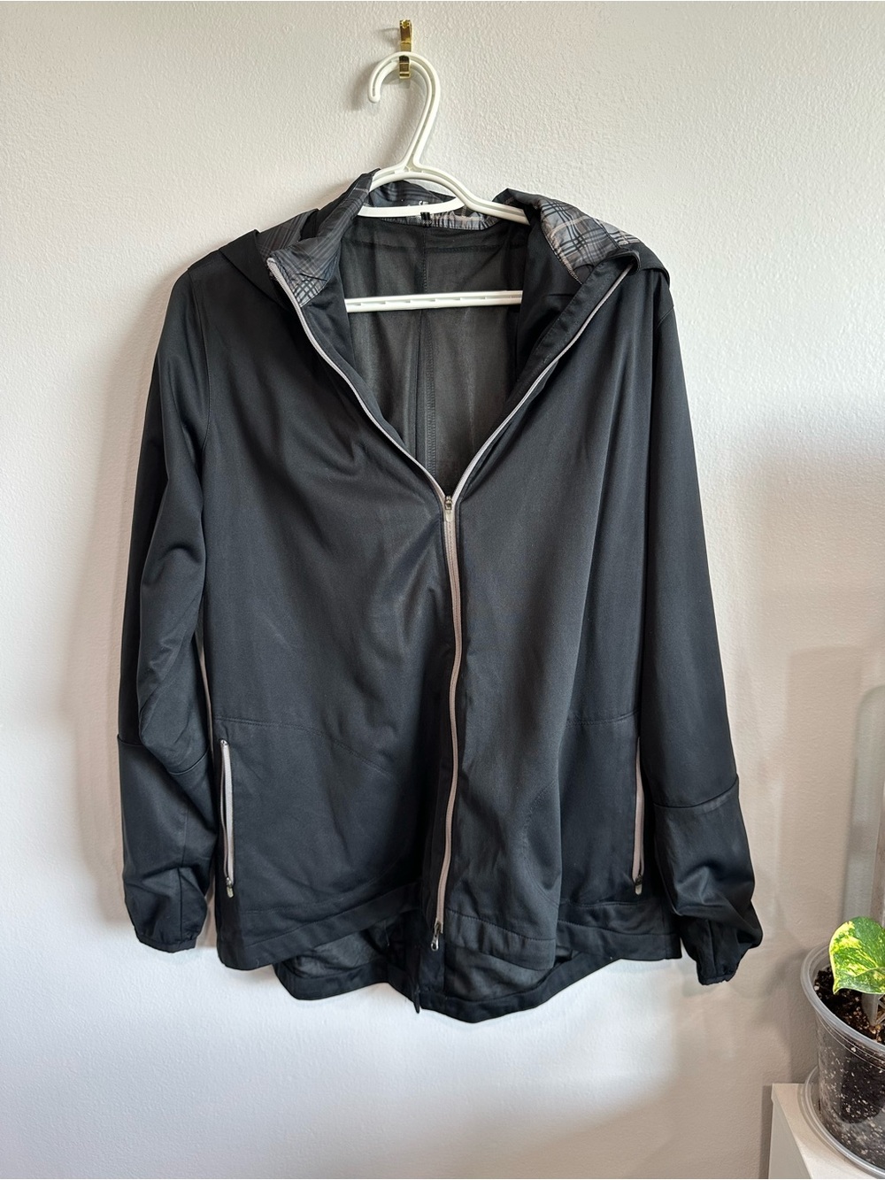 Nike Women’s XL black hooded windbreaker full zip